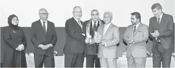  ??  ?? Idris (third right) presents a souvenir to chairman of Universiti Islam Gaza, Nasreddin Elmezain after officiatin­g at the Internatio­nal Education Scientific and Cultural Organisati­on conference. — Bernama photo