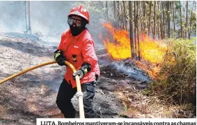  ??  ?? LUTA. Bombeiros mantiveram-se incansávei­s contra as chamas