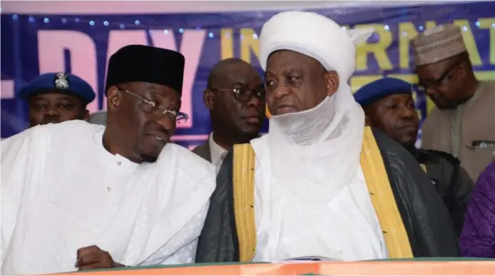  ??  ?? L-R: Kwara State Governor, Alhaji Abdulfatah Ahmed and Sultan of Sokoto, Alhaji Sa'ad Abubakar, at the peace and security conference in Ilorin...recently