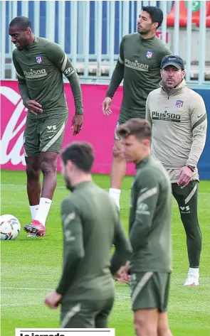  ?? EFE ?? Simeone, ayer, durante el entrenamie­nto del Atlético