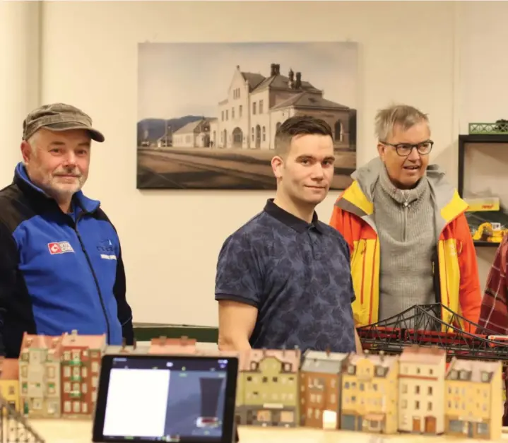  ?? ?? Fire medlemmer fra Flekkefjor­d modell- og modelljern­baneklubb ønsket Lister24 velkommen. Fra venstre: Lars Petter Strand, Andreas Haugeland, Frode Kalleberg og John Hansen.