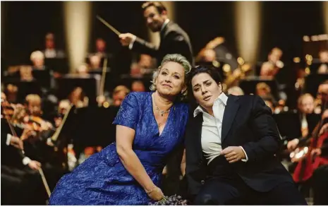  ?? ?? Ganz große Klasse: Simone Schneider als Feldmarsch­allin (links) und Diana Haller als Rosenkaval­ier Octavian.