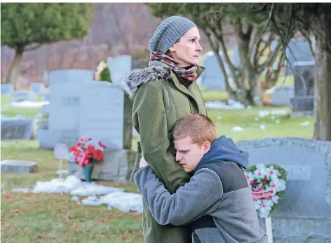  ?? FOTO: EPD ?? Julia Roberts als Mutter Holly und Lucas Hedges als Sohn Ben in dem Film „Ben is back“.