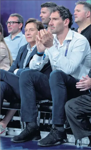  ??  ?? CUMBRE. Jorge Garbajosa y José Ramón Lete, en el partido por el bronce del pasado domingo.