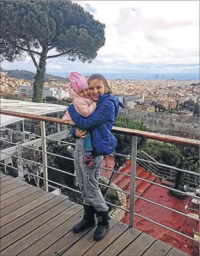  ?? GUENIA PETROVA ?? Svitlana Rastoptxin­a amb la petita Ieva, de dos anys i mig, diumenge al peu del Tibidabo