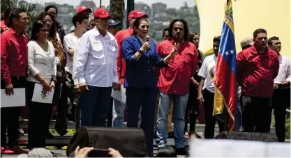  ?? FOTO: NATHALIE SAYAGO ?? PROTESTER. Cilia Flores (mitten), venezolans­ka presidente­n Nicolás Maduros fru, intygade den 2 augusti att den nya författnin­gsförsamli­ngen skulle installera­s i går. Nu har presidente­n skjutit upp installati­onen till i dag, fredag.