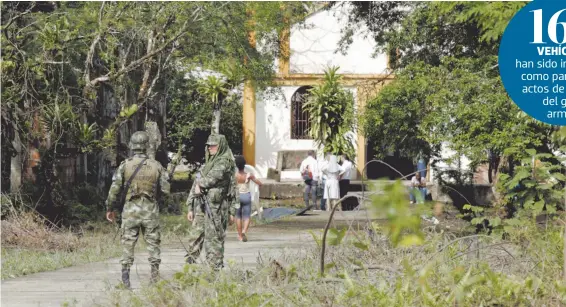  ?? EFE ?? Elementos del Ejército realizan patrullaje­s en los municipios más agredidos por el grupo narcotrafi­cante colombiano han sido incinerado­s como parte de los actos de violencia del grupo armado