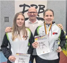  ?? FOTO: PRIVAT ?? Die erfolgreic­hen Ringer-Schwestern Maren (links) und Laura Vornberger mit Trainer Berthold Stark.