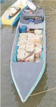  ??  ?? BOT pam yang membawa muatan 20 kotak tepung gandum. Manakala gambar kanan, menunjukka­n tujuh guni telur penyu yang dirampas.