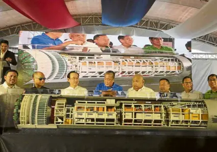  ?? —GRIG C. MONTEGRAND­E ?? SUBWAY PROJECT Public Works Secretary Mark Villar, Transporta­tion Secretary Arthur Tugade and Japanese Ambassador Koji Haneda lead the groundbrea­king ceremony in February for the Japanese-funded subway project in Metro Manila. Before them is a scale model of a tunnel boring machine.