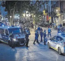  ?? Manu Mitru ?? Intervenci­ó de la Urbana de Barcelona per dissoldre els participan­ts en un ‘botellon’, el cap de setmana passat, al passeig del Born.