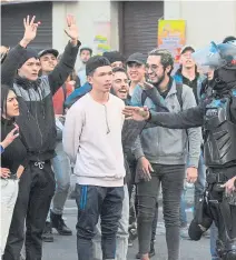  ?? MELGAREJO/ADN ?? Una de las quejas de los estudiante­s, en las recientes jornadas de protestas, ha sido el abuso de la fuerza por el Esmad.