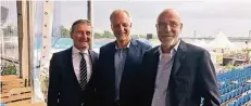  ?? RP-FOTO: NIC ?? Oberbürger­meister Thomas Geisel (v.l.), Kino-Chef Sven Kukulies und AlltoursCh­ef Willi Verhuven trafen sich im Open-Air-Kino.