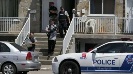  ?? LA PRESSE ?? Montreal police raid a home on May 26 as part of a radicaliza­tion investigat­ion. Quebec’s anti-terror plan involves funding and training for police services.