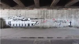 ??  ?? Street-Art unter der Brücke: Ganzeers Graffiti zeigt die Brutalität des Militärs