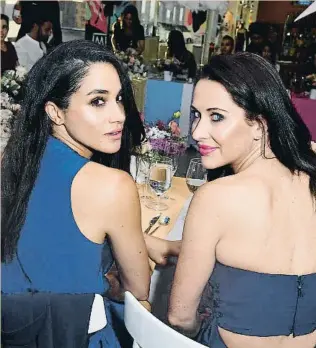  ?? GEORGE PIMENTEL / GETTY ?? MEGHAN MARKLE Y JESSICA MULRONEY. La prometida del príncipe Enrique y la estilista canadiense parecen gemelas aunque las distingue el grosor de sus cejas