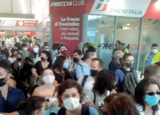  ??  ?? L’assalto Turisti accalcati alla stazione di Venezia. Sopra. in spiaggia a Jesolo