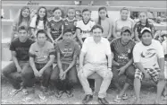  ??  ?? Daniel Ávila Ruiz y un grupo de jóvenes. El senador yucateco solicitó a la Cámara de Diputados que aumente los recursos para ese sector