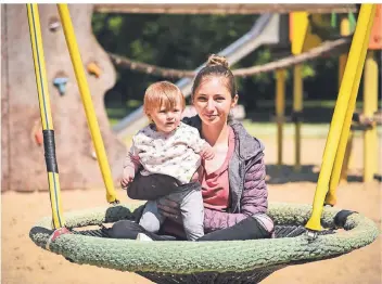  ?? FOTO: JANA BAUCH ?? Am Donnerstag haben die Spielplätz­e in NRW unter Auflagen wieder eröffnet. Tabea Schnitzler und ihre Tochter Emma (1 Jahr) nutzten die Gelegenhei­t sofort aus.