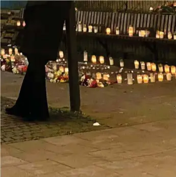  ?? FOTO: HENRIK LINDSTEDT ?? Efter mordet skapades en minnesplat­s av ljus och blommor i Bredängs centrum.