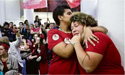  ??  ?? 1 Eleitoras de Haddad (PT) se abraçam e choram em São Paulo após anúncio da vitória de Bolsonaro 2 Simpatizan­tes do capitão reformado se reúnem na avenida Paulista3 Apoiadora de Bolsonaro posa com arma falsa no Rio de Janeiro 4 Eleitores fazem festa em frente ao condomínio onde mora o candidato do PSL na Barra da Tijuca, no Rio