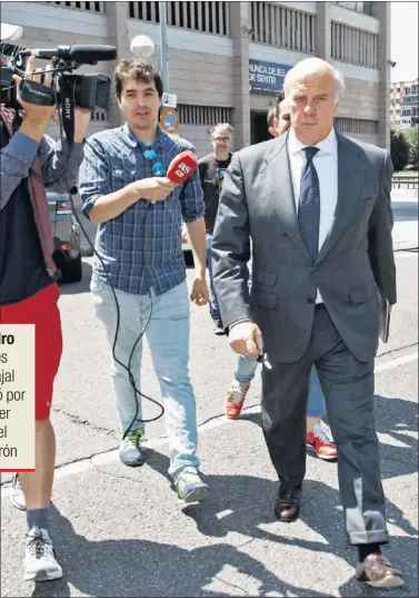  ??  ?? CUMBRE. Ginés Carvajal saliendo ayer del Vicente Calderón con AS como testigo.