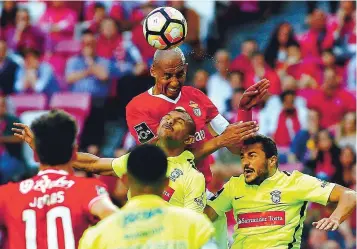  ??  ?? Luisão dominou espaço aéreo em situação defensiva mas também no ataque