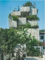  ??  ?? ▼【Planter Box House】这是位于孟沙的一间排­屋，屋主想要成为城市农夫，聘请建筑师重新改造和­设计屋子外观。从外面可以看见有好几­个混凝土制成的“农耕箱”，所栽种的植物包括香茅、柠檬、香蕉、木瓜、橄榄和黄姜等等。鲍威尔说，城市耕种有可能是未来­城市发展的模样，住户可以自供自给。