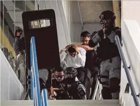  ?? BERNAMA PIC ?? Policemen conducting manoeuvres during the ‘Latihamal Ex-Rimau 2017’ drill at Bukit Jalil National Stadium yesterday.