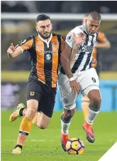  ??  ?? ■ Snodgrass and Rondon battle.