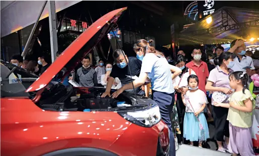  ??  ?? Le 12 juin 2020, à Yichang (Hubei), le Salon de la consommati­on automobile « Prix bas à Yichang » 2020 a ouvert ses portes au Port mondial des Trois Gorges dans la rue Zhongnan.
