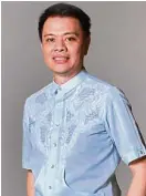  ??  ?? Gino Gonzales wears a classic cutwork barong styled like a shirt jacket by Ivarluski Aseron