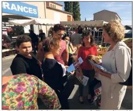  ??  ?? La députée, accompagné­e de « marcheurs », arpente régulièrem­ent les marchés de la sixième circonscri­ption, comme ici, à Brignoles, samedi dernier.