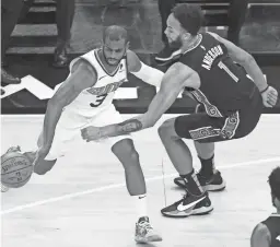  ?? NELSON CHENAULT/USA TODAY SPORTS ?? Grizzlies forward Kyle Anderson (1) knocks the ball away from Suns guard Chris Paul on Monday.