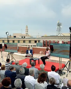  ??  ?? Sotto il cielo di Bari
Cielo grigio, vento e anche uno spruzzo di pioggia ieri sulla terrazza del Corriere. Dibattito a due voci (più una terza in videoregis­trazione e gli interventi del pubblico) sull’Africa come «Continente del futuro». A sinistra,...