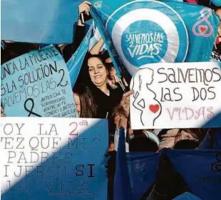  ?? Alejandro Pagni/afp ?? Protestos contra a lei do aborto nas ruas de Buenos Aires; segundo o ministério da saúde, 59% dos argentinos se dizem favoráveis à descrimina­lização do aborto