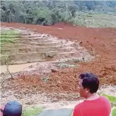  ?? - Reuters ?? SEDUTAN video menunjukka­n lokasi tanah runtuh yang menyebabka­n lima maut dan 15 lagi hilang di daerah Brebes.