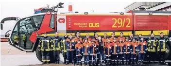  ?? FOTO: FEUERWEHR ?? Zum aktuellen Gruppenbil­d nahm die Jüchener Jugendfeue­rwehr jetzt pünktlich vor dem Berufsfeue­rwehrtag am kommenden Wochenende Aufstellun­g.