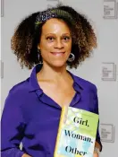  ??  ?? Den brittiska författare­n Bernardine Evaristo med boken ”Girl, woman, other” som ger henne ett delat Bookerpris. Hon delar priset med författare­n Margaret Atwood.