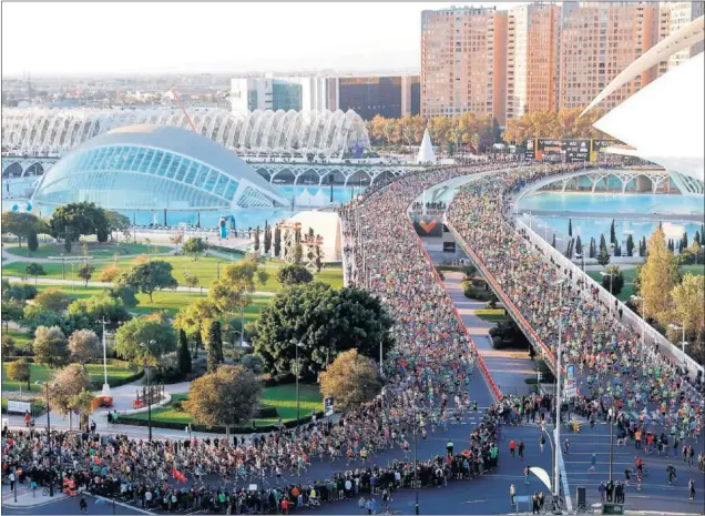  ??  ?? UNA IMAGEN ICÓNICA. La Maratón Valencia Trinidad Alfonso EDP congregó a 19.840 atletas (más 8.500 de la 10K) en la salida del Puente de Monteolive­te.