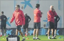  ?? FOTOS: MANEL MONTILLA ?? Iniesta entrenó ayer con el grupo y recibió el alta médica, tras una sesión bajo una luna casi llena