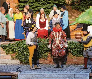  ?? Foto: Gerlinde Drexler ?? „Die lustigen Weiber von Windsor“führte das Hofberg Freilichtt­heater Schiltberg im Jahr 2015 auf.