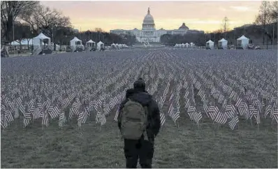  ?? Joe Raedle / AFP ?? Banderas estadounid­enses en la explanada del National Mall, frente al Capitolio de EEUU.