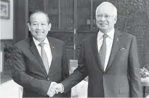  ?? — Gambar Bernama ?? MESRA: Najib (kanan) bersalaman dengan Truong semasa menerima kunjungan Timbalan Perdana Menteri Tetap Vietnam itu di pejabatnya di Putrajaya semalam.