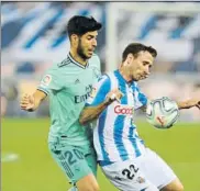  ?? FOTO: UNCITI ?? Monreal pugna con Asensio en el partido del lunes