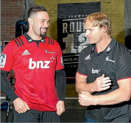  ?? GETTY IMAGES ?? Crusaders coach Scott Robertson presents Joseph Parker with a Crusaders jersey during Parker’s training session for Saturday’s heavyweigh­t fight against Alexander Flores in Christchur­ch.