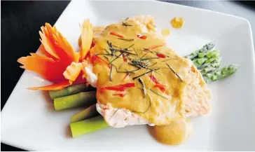  ?? Photos: Lorraine Hjalte/calgary Herald ?? Choo Chee Salmon is available at De Thai, Peerachat (King) and Peerakarn Promcharoe­nwatana’s new restaurant.