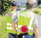  ?? BILDER: SN/ROBERT RATZER ?? Kontrollpu­nkt an der Westautoba­hn bei der Flughafena­bfahrt: Verdächtig­e Reisende und ihre Fahrzeuge werden kontrollie­rt. Daten von Ausweisdok­umenten werden in Datenbanke­n abgegliche­n.