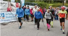  ?? Foto: Eva Münzinger ?? Laufen beim Hochzeitsf­est: Die Walker mussten in Ehekirchen eine Strecke von acht Kilometern zurücklege­n.