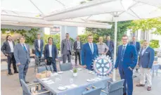  ?? FOTO: ALBERT DRESCHER ?? Gerd Bühler (vorne links) übergibt die Präsidents­chaft im kleinen Kreis der Rotarier an Martin Buck (vorne rechts).